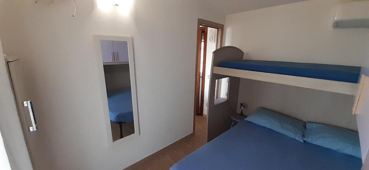 Fronte Mare Attico Indipendente Ed Esclusivo Con Terrazza Panoramica Apartment Isola Rossa Exterior foto